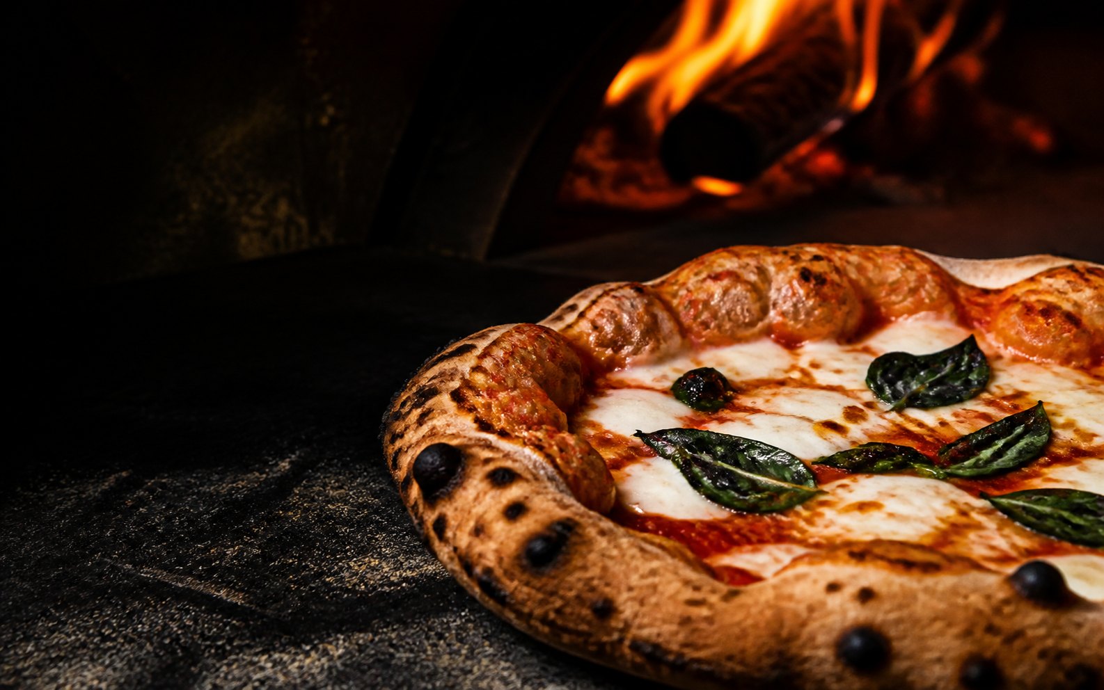 Neapolitanische Pizza im Feuerofen